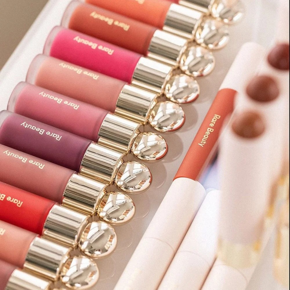Rare Beauty Blush Liquido Effe - Lip Gloss Plumping recensione e prezzo